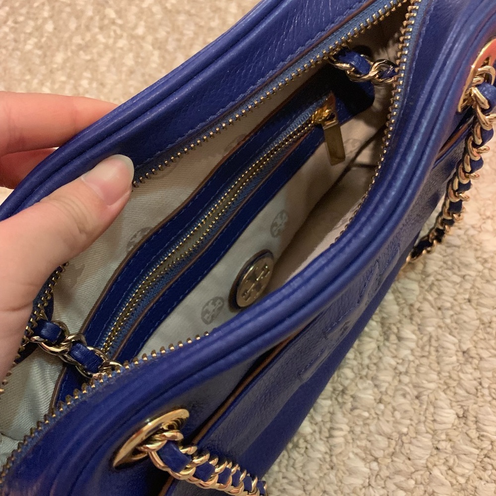 Tory Burch Cobalt Blue Pebbled Leather Chain Crossbody with Tassel - Picture 4 of 11